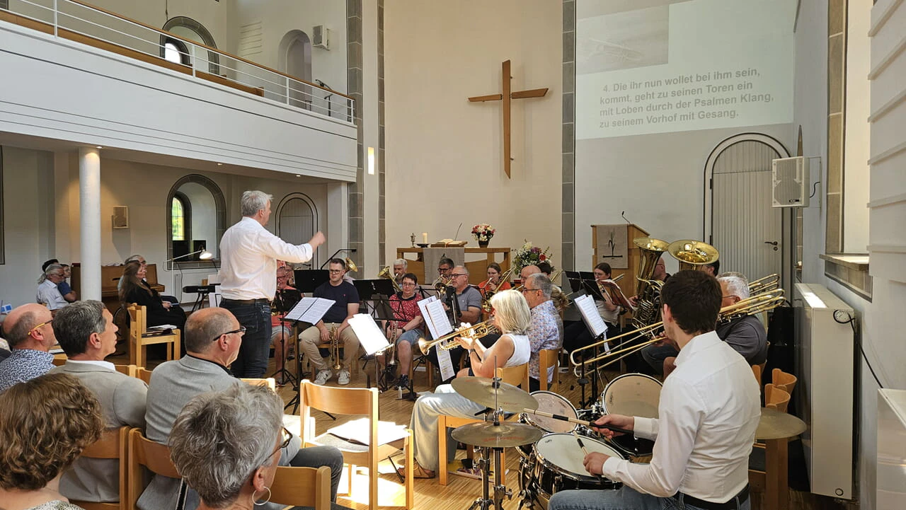 Emmaus Brass im Konzert — Bläserinnen und Bläser unter dem Kreuz